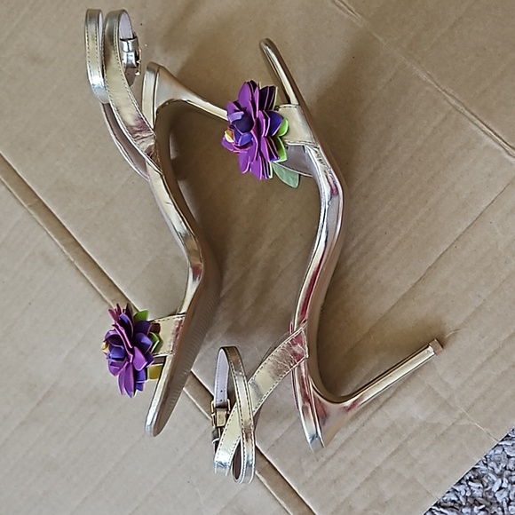Betsey Johnson gold metallic Fluer ankle strap heels-8.5 - Picture 3 of 12